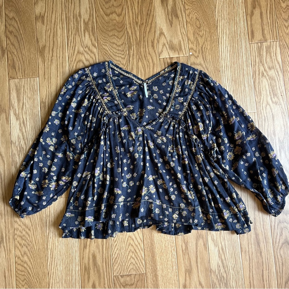 Free People Navy floral boho top. Size XS - fits like a s/m